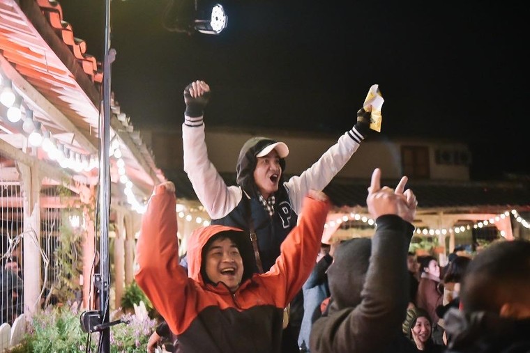 Lạc giọng vì cổ vũ bóng đá ở nơi đặc biệt nhất Việt Nam ảnh 4