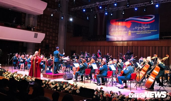 Bộ trưởng Tô Lâm tặng đàn đá Việt Nam cho Dàn nhạc Lực lượng Vệ binh Quốc gia Liên bang Nga ảnh 1