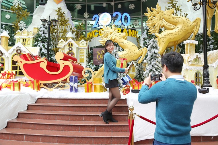 Rộn ràng đón Giáng sinh châu Âu giữa trung tâm Hà Nội ảnh 3