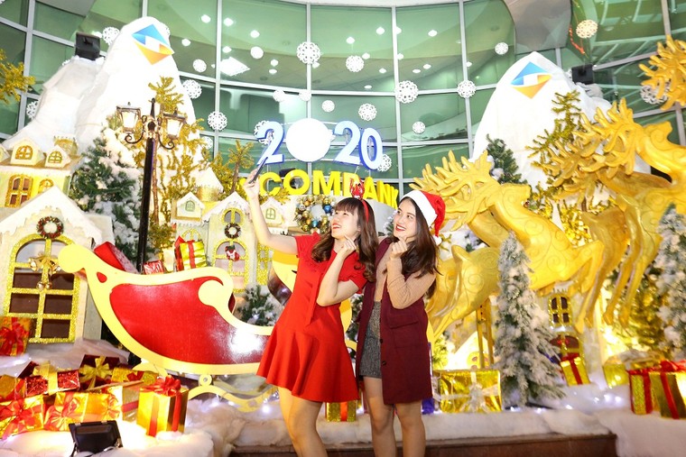 Rộn ràng đón Giáng sinh châu Âu giữa trung tâm Hà Nội ảnh 5