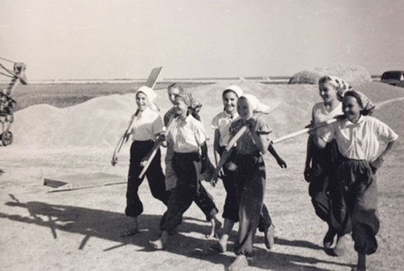 Triển lãm “Phụ nữ Xô Viết: Người công dân, Người lao động, Người mẹ” ảnh 4