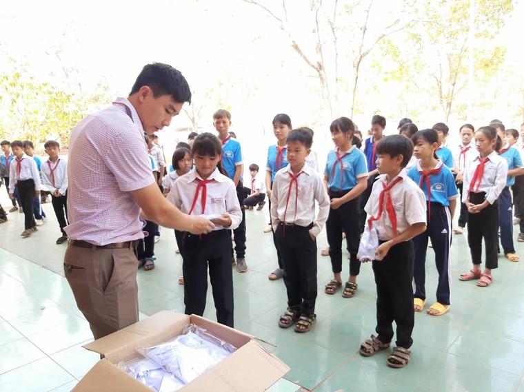 Xúc động với chương trình “Áo trắng đến trường, tặng em ngày Tết” ảnh 1