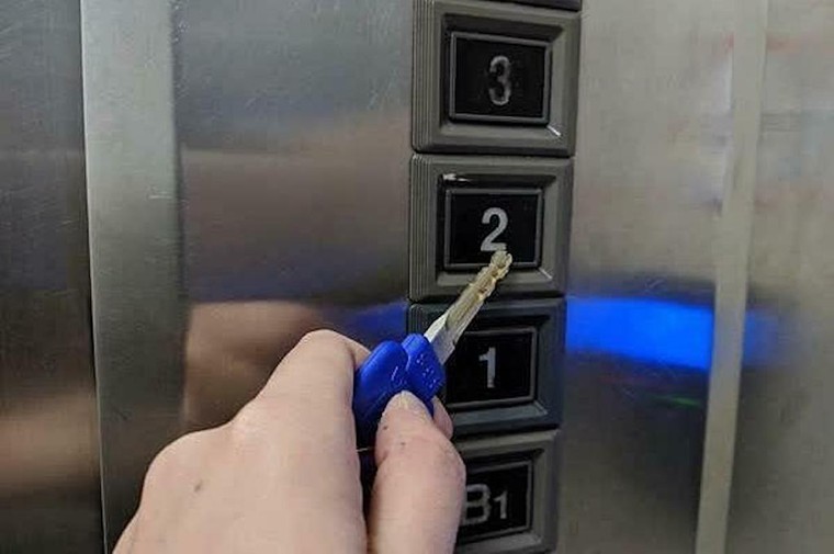 Những cách bấm thang máy mùa dịch Covid-19 ảnh 2