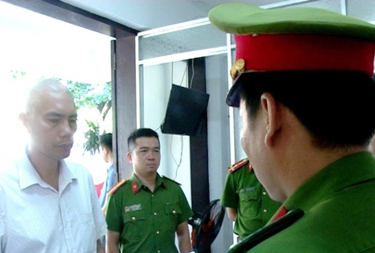 Bắt tạm giam ông chủ ‘Bố Già’ đánh vỡ hàm nhân viên cây xanh ảnh 1