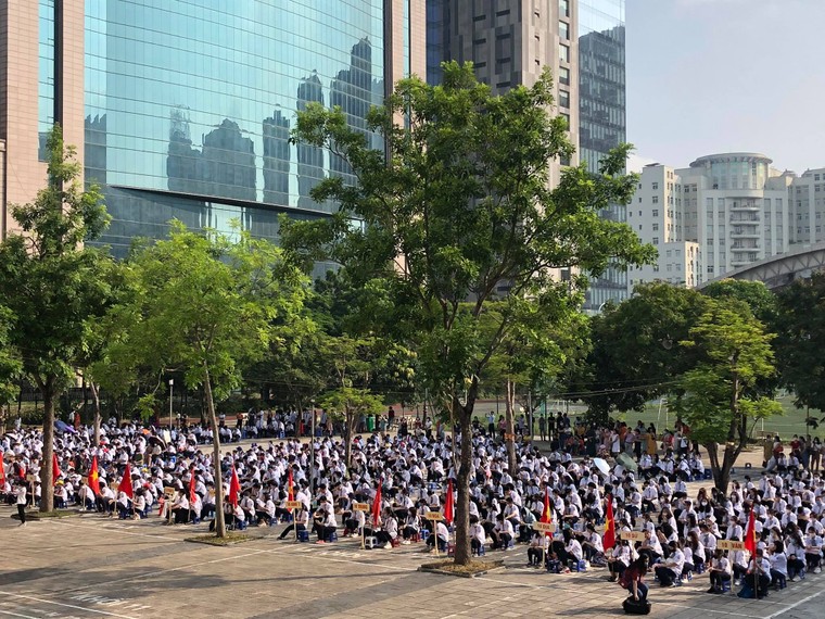 Lễ khai giảng đơn giản nhưng mang nhiều ý nghĩa tại 'ngôi trường chuyên hàng đầu Thủ đô' ảnh 1