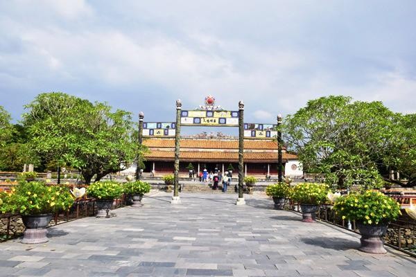 Trùng tu nguyên trạng ngôi điện ‘đặc biệt’ nhất xứ Huế ảnh 2