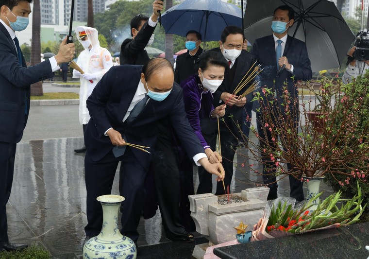 Lãnh đạo Đảng, Nhà nước tưởng nhớ Chủ tịch Hồ Chí Minh và các Anh hùng liệt sĩ ảnh 1