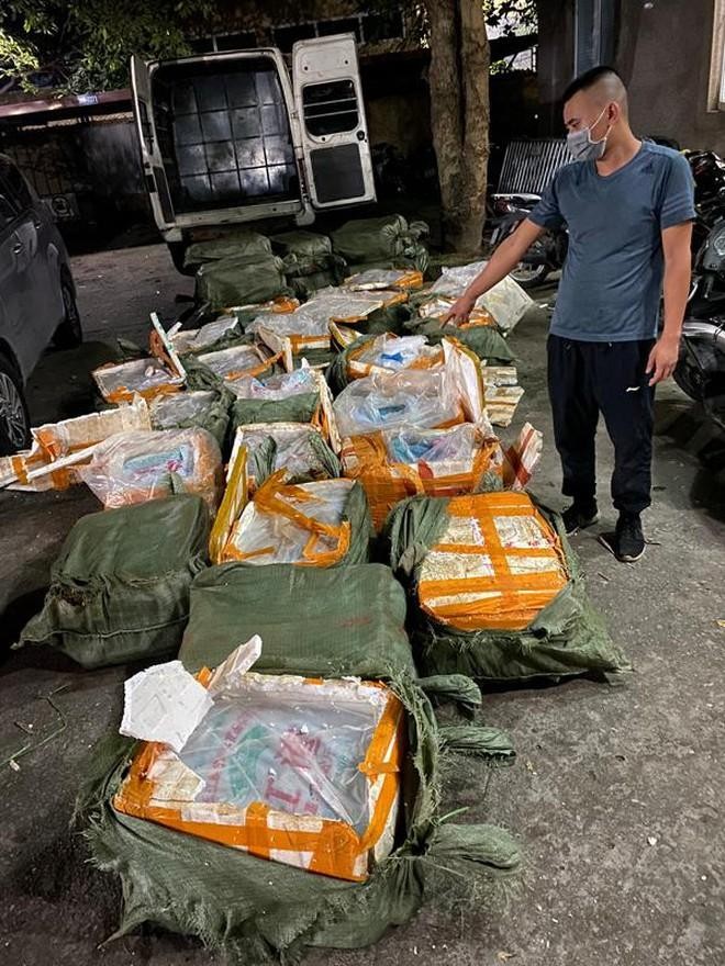 Công an quận Tây Hồ phát hiện xe ô tô chở trên 1 tấn nội tạng lợn bốc mùi và hàng cấm ảnh 2