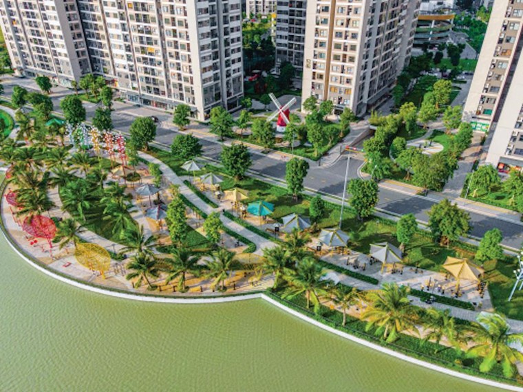 Dân Thủ đô ‘bỏ phố ra biển’ tận hưởng cuộc sống ảnh 1