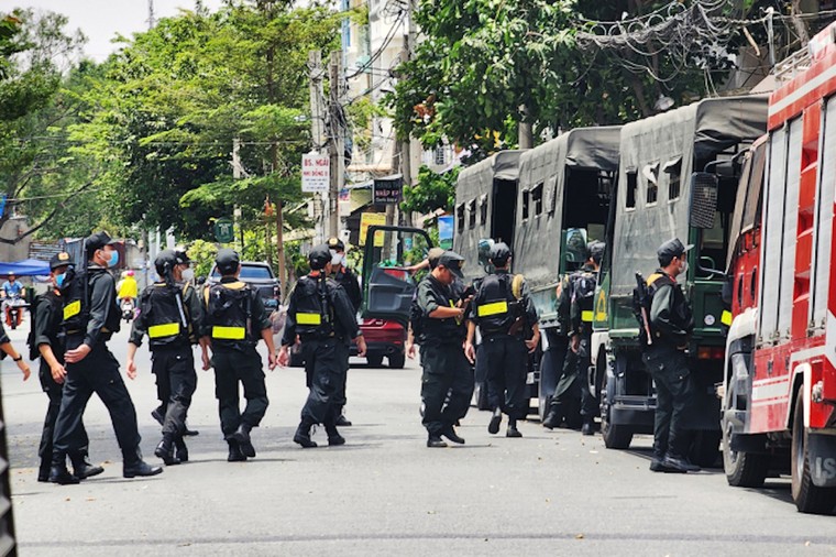 TP.HCM: Hàng trăm cảnh sát kiểm tra Công ty Tài chính Home Credit Việt Nam ảnh 2