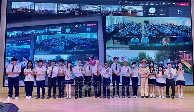 Đảm bảo học sinh, sinh viên nghiêm chỉnh chấp hành pháp luật về ATGT ảnh 1