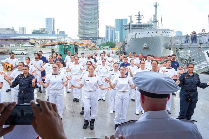 Hai tàu hải quân Hoàng Gia New Zealand thăm hữu nghị Việt Nam ảnh 3