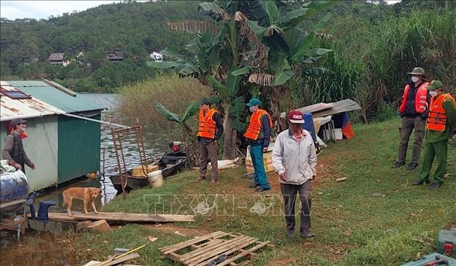 Lâm Đồng: Kiên quyết giải tỏa nhà nổi, lồng bè trên mặt hồ Khu Du lịch Quốc gia hồ Tuyền Lâm ảnh 2
