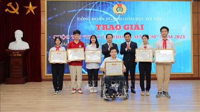 Hà Nội vinh danh 135 nhà giáo tâm huyết, sáng tạo nhân kỷ niệm ngày Nhà giáo Việt Nam ảnh 2