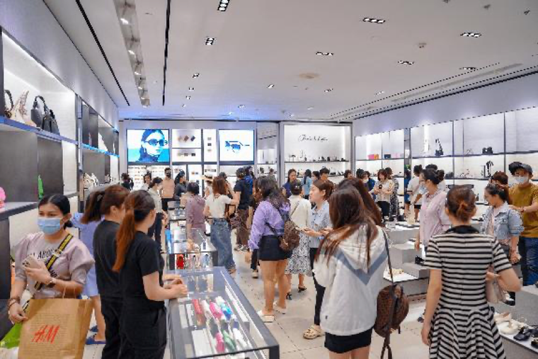 Người dân tấp nập săn “Quà Sale Siêu Hạng” tại Vincom Black Friday 2023 ảnh 3