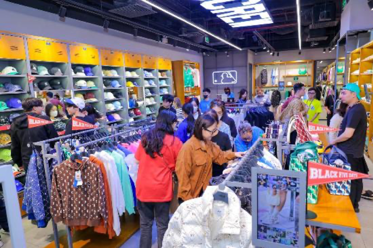 Người dân tấp nập săn “Quà Sale Siêu Hạng” tại Vincom Black Friday 2023 ảnh 5