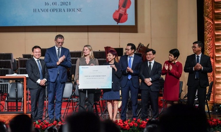 Hà Nội: Đêm nhạc giao hưởng từ thiện "Hành trình của những trái tim" ảnh 4
