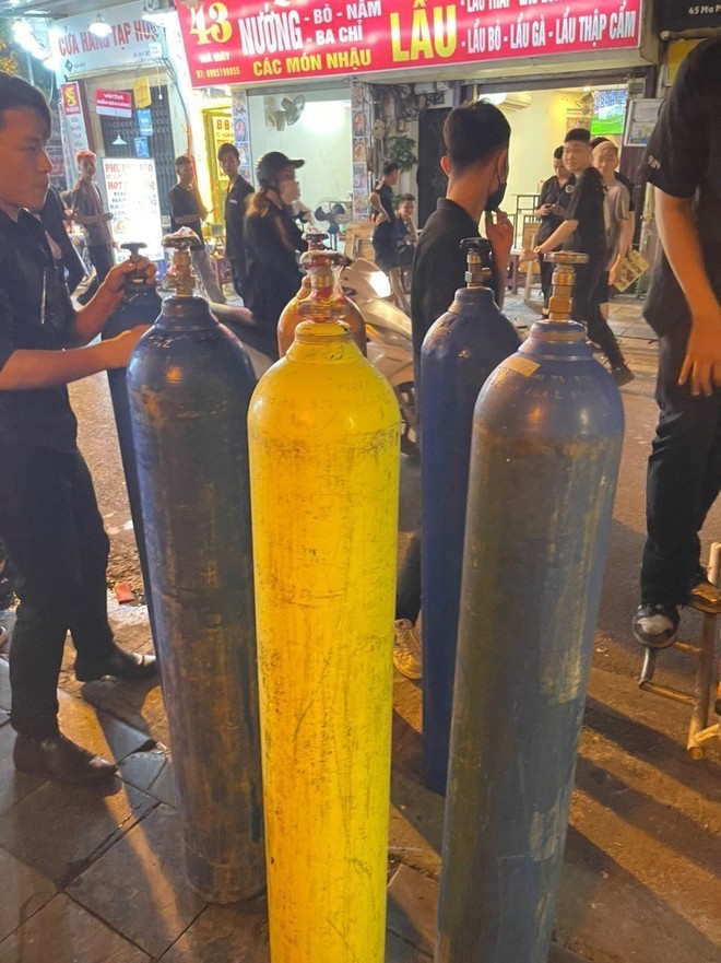 Quận Hoàn Kiếm: Tái diễn tình trạng nhiều hàng quán buôn bán bóng cười ảnh 2