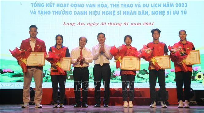 Long An: Lần đầu tiên có nghệ sĩ cải lương được phong tặng danh hiệu Nghệ sĩ nhân dân ảnh 3
