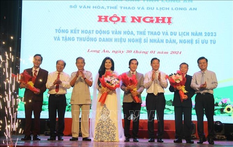 Long An: Lần đầu tiên có nghệ sĩ cải lương được phong tặng danh hiệu Nghệ sĩ nhân dân ảnh 1