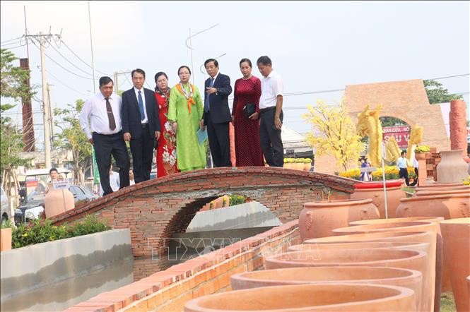 Vĩnh Long: Xác lập kỷ lục "Đường gốm đỏ và hoa dài nhất Việt Nam” ảnh 1