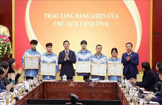 Bắc Ninh: Khen thưởng học sinh đạt giải Nhất kỳ thi chọn học sinh giỏi quốc gia ảnh 1