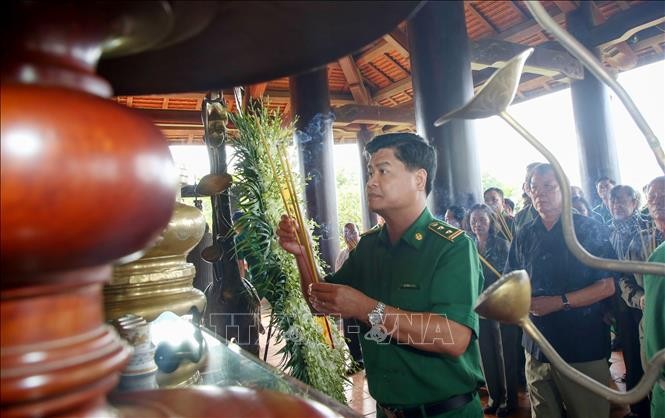 Tháng Thanh niên 2024: Dâng hương tưởng niệm 99 liệt sĩ thanh niên xung phong ảnh 2