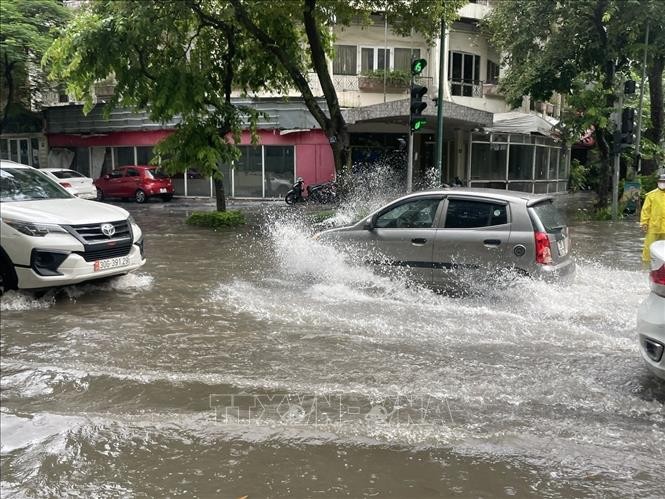 Hà Nội: Khẩn trương tiêu thoát nước các điểm ngập, úng sau trận mưa lớn kéo dài ảnh 1