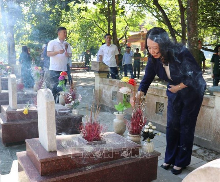 Phó Chủ tịch nước thăm, tặng quà Mẹ Việt Nam anh hùng và người có công tại Quảng Trị ảnh 1