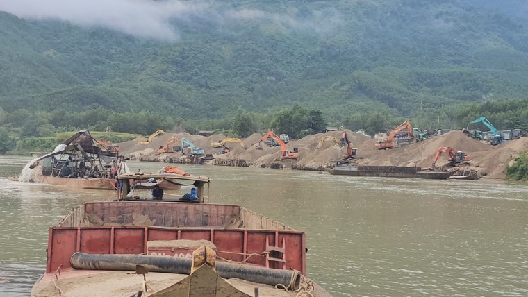 Quảng Nam: Hiểm hoạ khôn lường từ đoàn xe chở cát "hoành hành" quốc lộ ảnh 2