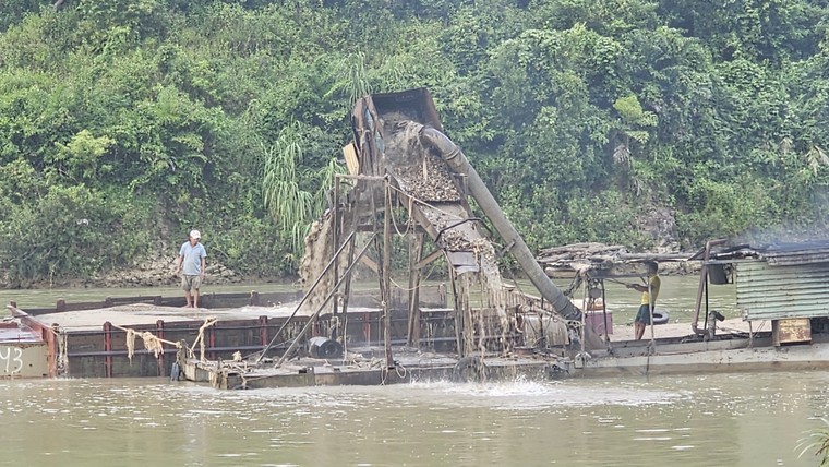 Quảng Nam: Hiểm hoạ khôn lường từ đoàn xe chở cát "hoành hành" quốc lộ ảnh 3
