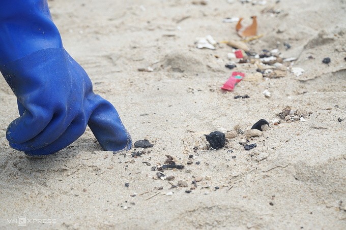 Xử lý tình trạng dầu thải dạt vào bãi biển Nha Trang ảnh 1