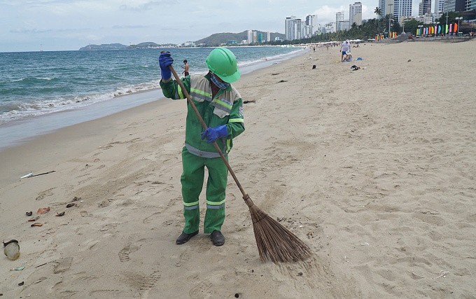 Xử lý tình trạng dầu thải dạt vào bãi biển Nha Trang ảnh 2