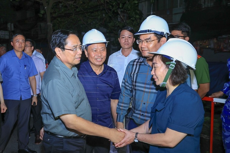 Thủ tướng kiểm tra, động viên công tác khắc phục hậu quả bão tại Hải Phòng ảnh 1