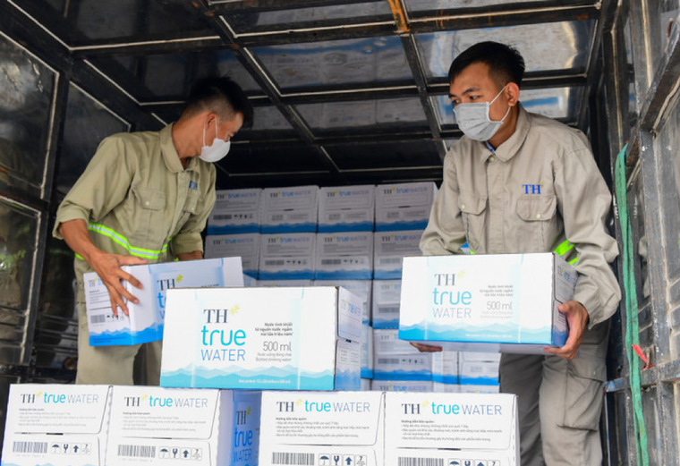 Những chuyến xe chở yêu thương hỗ trợ đồng bào vùng ngập lũ sau bão số 3 ảnh 1