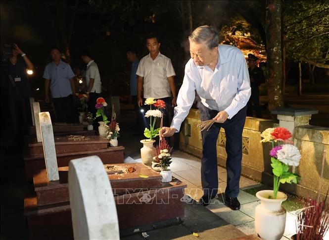 Tổng Bí thư, Chủ tịch nước Tô Lâm dâng hương tưởng nhớ các anh hùng liệt sỹ tại Quảng Trị ảnh 3