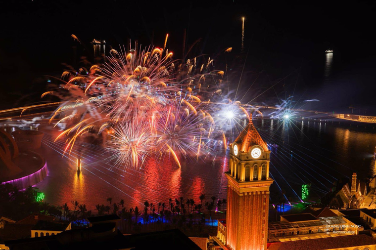 Cuộc chơi pháo hoa hàng đêm tại thị trấn Hoàng Hôn, Phú Quốc đã lên một tầm cao mới với pháo nước thắp sáng đại dương ảnh 3