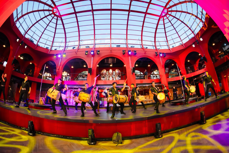 Cuộc chơi pháo hoa hàng đêm tại thị trấn Hoàng Hôn, Phú Quốc đã lên một tầm cao mới với pháo nước thắp sáng đại dương ảnh 5