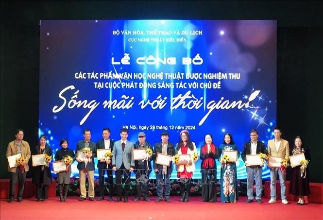 Công bố 35 tác phẩm văn học nghệ thuật xuất sắc sáng tác về chủ đề “Sống mãi với thời gian” ảnh 2