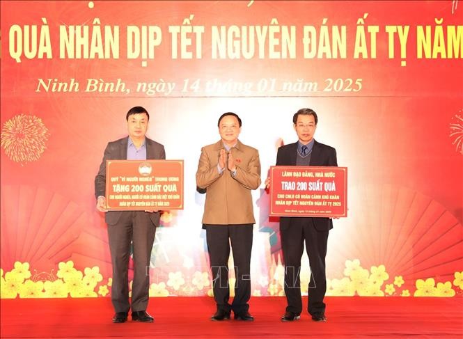 Lãnh đạo Đảng, Nhà nước thăm, tặng quà Tết tại các địa phương, đơn vị ảnh 3