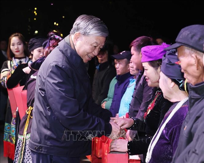 Tổng Bí thư Tô Lâm dâng hương tại Nghĩa trang liệt sỹ quốc gia Vị Xuyên (Hà Giang) ảnh 2