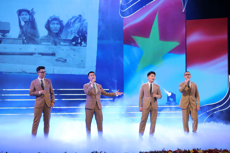 Xúc động nhìn lại thời khắc vỡ òa niềm vui ngày giải phóng trong “Khúc ca khải hoàn” ảnh 2