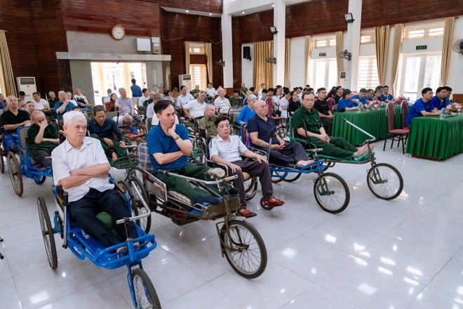 Vinamilk trao quà, thăm hỏi hơn 650 thương bệnh binh nhân dịp 50 năm ngày thống nhất đất nước ảnh 2