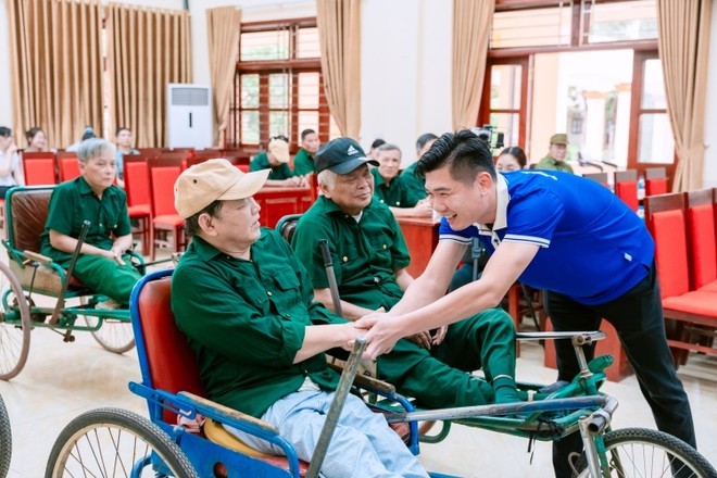 Vinamilk trao quà, thăm hỏi hơn 650 thương bệnh binh nhân dịp 50 năm ngày thống nhất đất nước ảnh 3