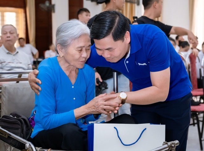 Vinamilk trao quà, thăm hỏi hơn 650 thương bệnh binh nhân dịp 50 năm ngày thống nhất đất nước ảnh 4