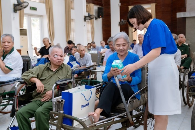 Vinamilk trao quà, thăm hỏi hơn 650 thương bệnh binh nhân dịp 50 năm ngày thống nhất đất nước ảnh 5