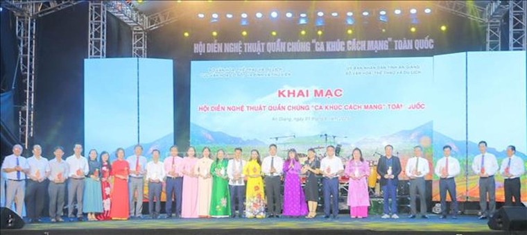 Khai mạc Hội diễn nghệ thuật quần chúng "Ca khúc cách mạng" toàn quốc năm 2025 ảnh 3