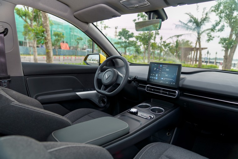 VinFast bàn giao lô xe Limo Green đầu tiên cho khách hàng ảnh 4