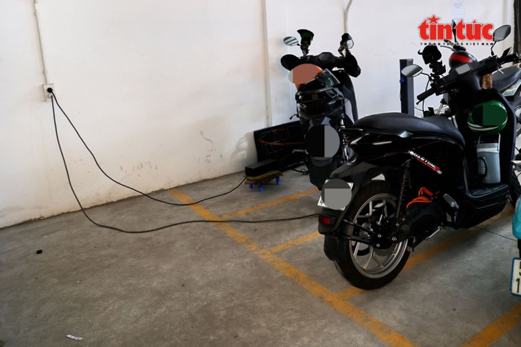 Người dân e ngại cháy nổ tại các quán cà phê cho sạc xe điện tự phát ảnh 4