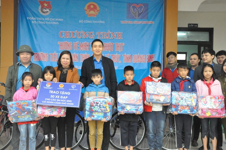 Chương trình 'Hướng về miền Trung ruột thịt': Sẻ chia yêu thương nơi vùng lũ Quảng Bình ảnh 6